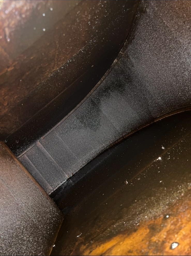 Lüftungskanal vor der Reinigung mit sichtbaren Ablagerungen